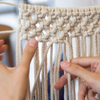 Comment accrocher une décoration macramé ? Guide pratique !