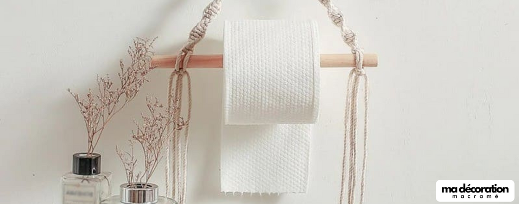 Le porte-papier toilette en macramé pour une décoration bohème