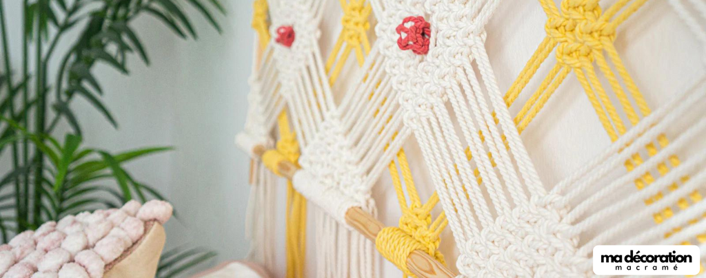 Une tête de lit macramé pour une chambre à l'esprit bohème